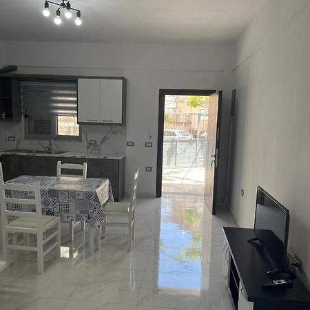 Taku Apartment Sarandë Esterno foto