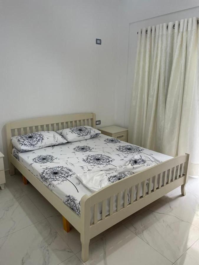 Taku Apartment Sarandë Esterno foto